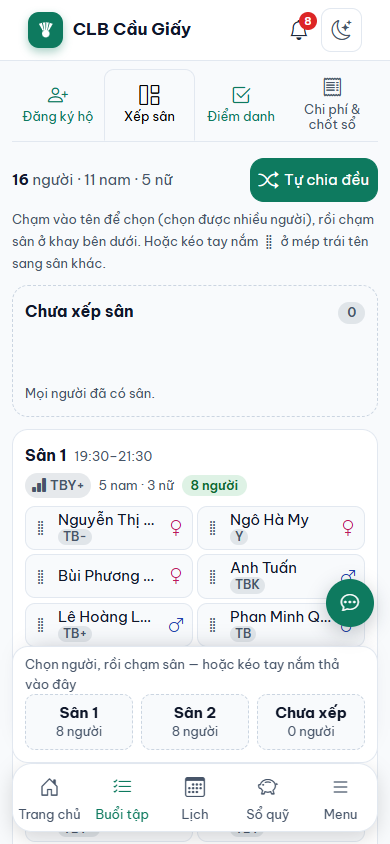 Tab Xếp sân trên điện thoại sau khi bấm Tự chia đều — Sân 1 có tám người, mỗi tên kèm mã trình độ, đầu sân có trình độ trung bình, khay chọn sân dán ở đáy màn hình